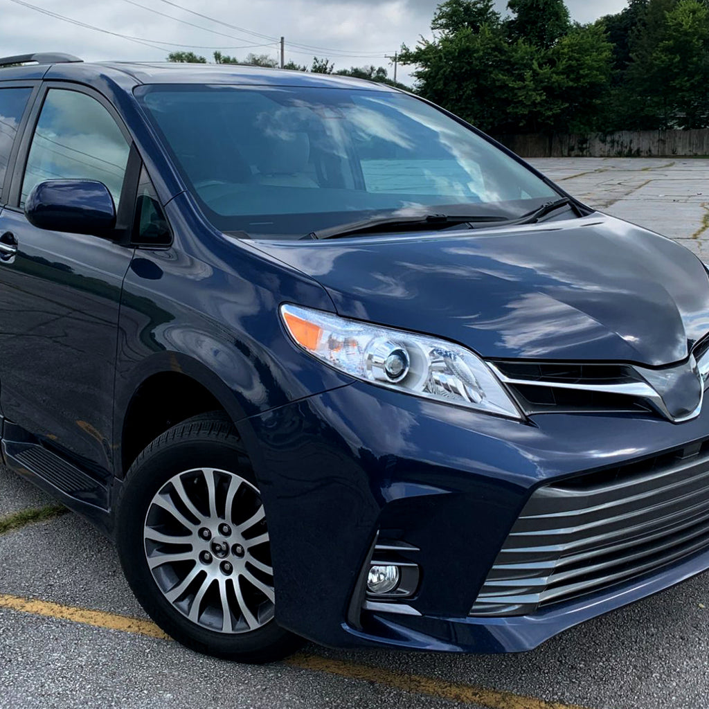 2011-2020 Toyota Sienna Passenger/Right Side Projector Headlight (Chrome Housing/Clear Lens)
