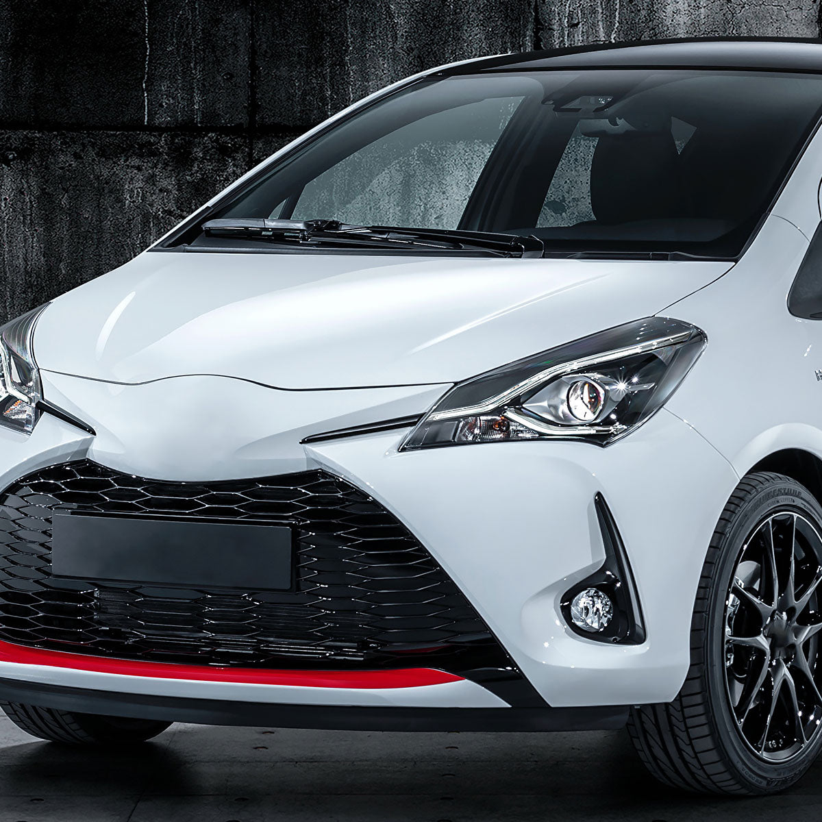 2018-2019 Toyota Yaris Hatchback H16 Fog Lights Kit (Chrome Housing/Clear Lens)